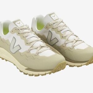 NWOT - VEJA The Fitz Roy hiking shoe size 8.5 Never worn.